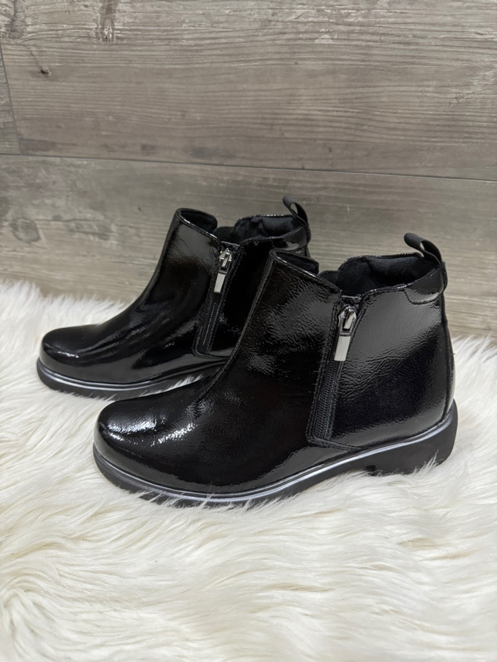NEW MUNRO  patent leather ankle boots ✨